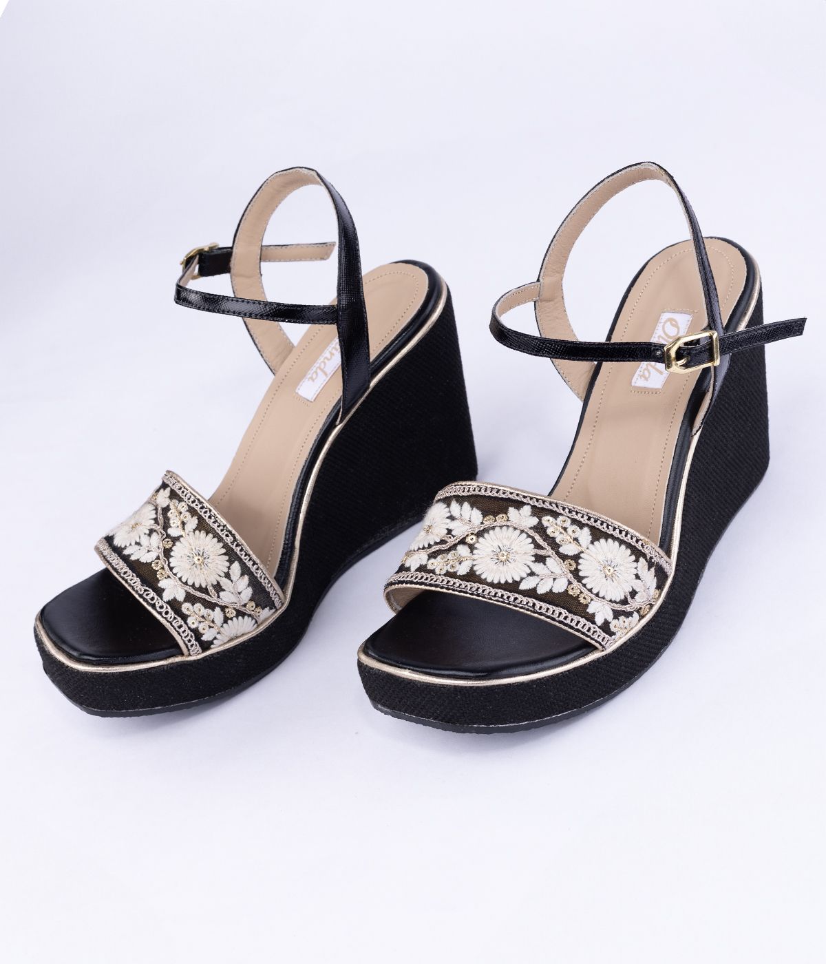 Sandalia Cuero Negro con Capellada Bordada